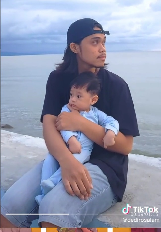Konten kreator ini mengatakan sehari-hari menjaga buah hati di rumah. Saya cuman ingin menceritakan, kalau istri saya berangkat kerja saya yang jaga anak, ucap Dedi. Kegiatan sehari-hari, jaga anak, buat konten TikTok, Instagram dan Youtube. Saya buat konten yang lagi viral dan video-video lucu, tambahnya. Foto: Dok. TikTok @dedirosalam.