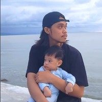 Konten kreator ini mengatakan sehari-hari menjaga buah hati di rumah. Saya cuman ingin menceritakan, kalau istri saya berangkat kerja saya yang jaga anak, ucap Dedi. Kegiatan sehari-hari, jaga anak, buat konten TikTok, Instagram dan Youtube. Saya buat konten yang lagi viral dan video-video lucu, tambahnya. Foto: Dok. TikTok @dedirosalam.