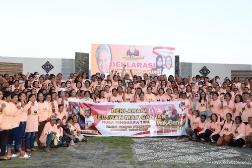 Emak-emak di Provinsi Nusa Tenggara Timur (NTT) mendukung Gubernur Jawa Tengah Ganjar Pranowo maju menjadi Calon Presiden (Capres) pada 2024 mendatang.