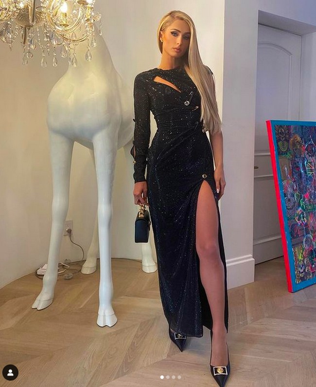 Fairy tail does exist, tulis Paris saat memamerkan foto penampilannya dengan gaun tersebut. Ia menyempurnakan gayanya dengan pointed heels dan handbag yang juga keluaran Versace. Beda dari Agnez Mo, rambut panjang pirang Paris dibiarkan tergerai. (Foto: Instagram/@parishilton)