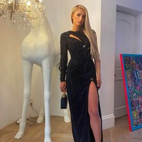 Fairy tail does exist, tulis Paris saat memamerkan foto penampilannya dengan gaun tersebut. Ia menyempurnakan gayanya dengan pointed heels dan handbag yang juga keluaran Versace. Beda dari Agnez Mo, rambut panjang pirang Paris dibiarkan tergerai. (Foto: Instagram/@parishilton)