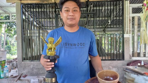 Gede Wikrama, salah satu owner Balisynwood saat menunjukan beberapa kerajinan dari sekam padi.