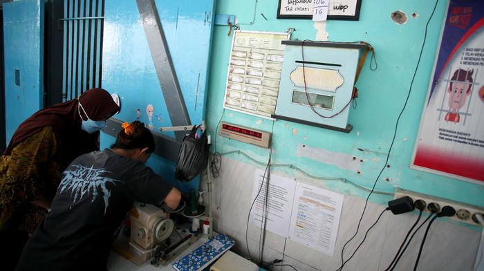Geledah Kamar Warga Binaan, Ini yang Dicari Petugas Lapas Blitar Petugas memeriksa ruang blok warga binaan wanita di Lapas Kelas IIB Blitar. Pemeriksaan dilakukan untuk cegah masuknya barang terlarang, salah satunya narkoba.
