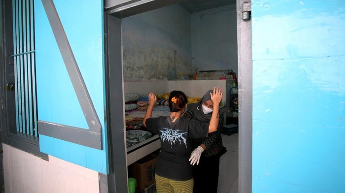 Geledah Kamar Warga Binaan, Ini yang Dicari Petugas Lapas Blitar Petugas memeriksa ruang blok warga binaan wanita di Lapas Kelas IIB Blitar. Pemeriksaan dilakukan untuk cegah masuknya barang terlarang, salah satunya narkoba.
