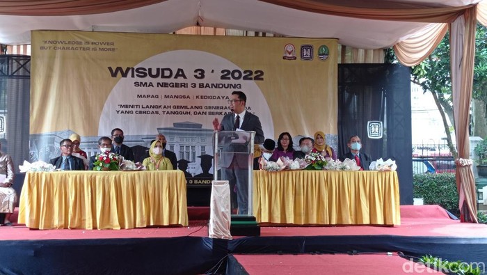Gubernur Jabar Ridwan Kamil di SMAN 3 Bandung