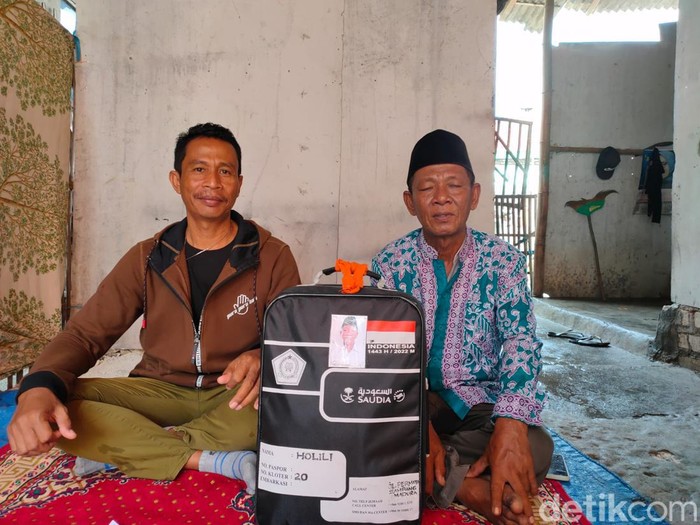 Holili Tukang Becak asal Sampang yang akhirnya berangkat haji tahun ini