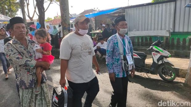 Holili Tukang Becak asal Sampang yang akhirnya berangkat haji tahun ini