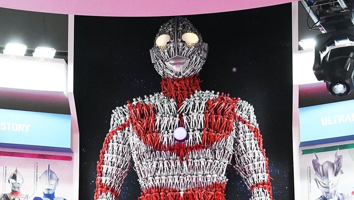 Ada yang menarik dari perhelatan Tokyo Toy Show 2022 di Jepang. Sebuah instalasi Ultraman dengan ukuran asli manusia mejeng dari gabungan mainan lho.
