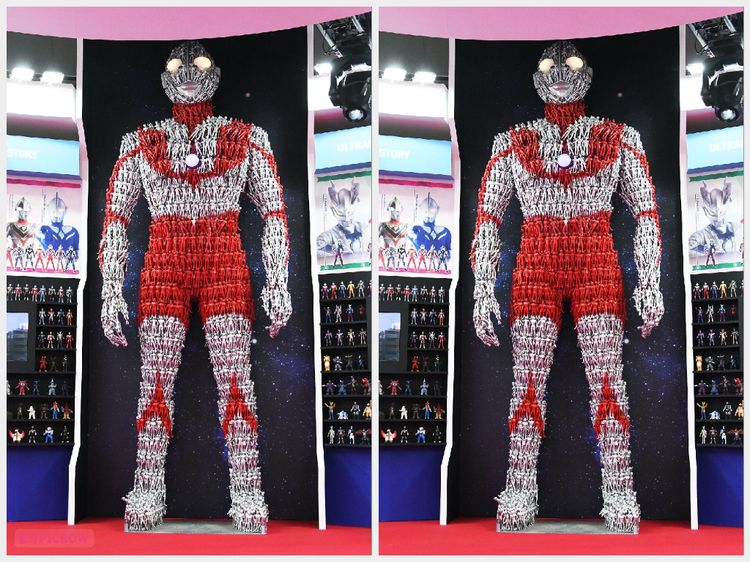 Instalasi Ultraman Ini Dibangun dari Ribuan Mainan Lho