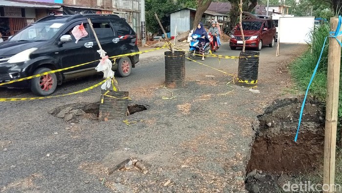 Jalan rusak di poros Malino, Gowa, Sulsel.