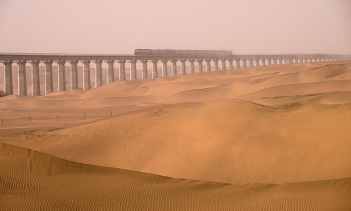 Jalur kereta di atas gurun di China