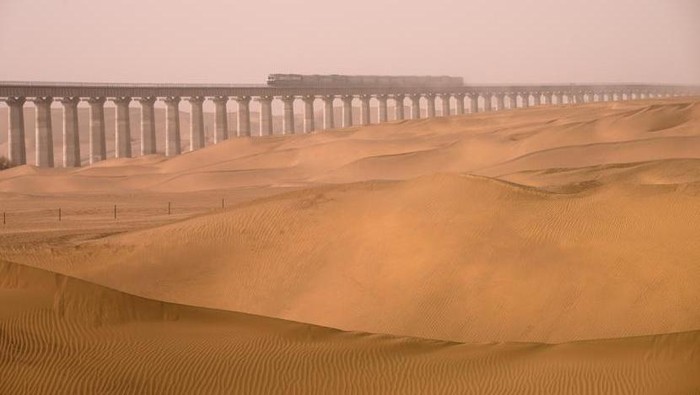 Jalur kereta di atas gurun di China