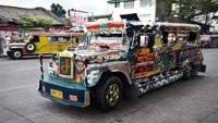 Jeepney adalah sebuah kendaraan transportasi massal yang ada di semua daerah di Filipina. Jika dilihat dari kap depan mobil, Jeepney berbentuk seperti layaknya mobil jeep atau hartdop klasik. Namun, Jeepney memiliki badan mobil yang memanjang ke belakang. (Dondi Tawatao/Getty Images) 