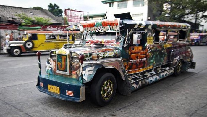 eepney adalah sebuah kendaraan transportasi massal yang ada di semua daerah di Filipina. Jika dilihat dari kap depan mobil, Jeepney berbentuk seperti layaknya mobil jeep atau hartdop klasik. Namun, Jeepney memiliki badan mobil yang memanjang ke belakang.