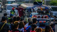 Jeepney adalah sebuah kendaraan transportasi massal yang ada di semua daerah di Filipina. Jika dilihat dari kap depan mobil, Jeepney berbentuk seperti layaknya mobil jeep atau hartdop klasik. Namun, Jeepney memiliki badan mobil yang memanjang ke belakang. (Dondi Tawatao/Getty Images) 