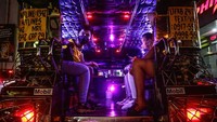 Jeepney adalah sebuah kendaraan transportasi massal yang ada di semua daerah di Filipina. Jika dilihat dari kap depan mobil, Jeepney berbentuk seperti layaknya mobil jeep atau hartdop klasik. Namun, Jeepney memiliki badan mobil yang memanjang ke belakang. (Dondi Tawatao/Getty Images) 