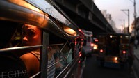 Dengan demikian, penumpang Jeepney akan duduk dalam posisi menyamping dan saling berhadapan di kiri dan kanan. (Manan Vatsyayana/AFP) 