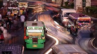 Meski tergolong kendaraan klasik dan tak lagi muda, Jeepney tak boleh dianggap remeh. Menurut masyarakat Filipina Jeepney memiliki gelar sebagai King of the Road” alias si raja jalanan. (Noel Celis/AFP) 