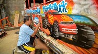 Ada berbagai hal yang membuat Jeepney tampak menarik dan unik. Salah satunya adalah tampilan penuh warna yang diberi motif serta kata-kata yang dilukis di bagian luar. (Ted Aljibe/AFP) 