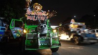 Ada berbagai hal yang membuat Jeepney tampak menarik dan unik. Salah satunya adalah tampilan penuh warna yang diberi motif serta kata-kata yang dilukis di bagian luar. (Ted Aljibe/AFP) 