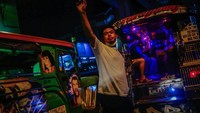 Operator Jeepney meneriakkan tujuan jeepney sambil memanggil penumpang di Quezon, Filipina, Sabtu (11/6/2022) waktu setempat. (Ryan Eduard Benaid/Getty Images) 