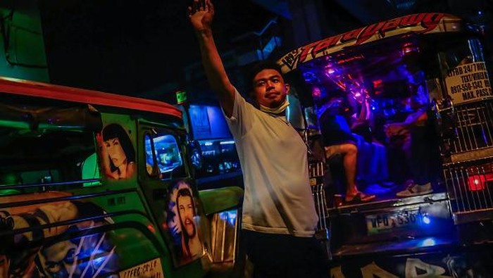 Jeepney, Angkot Filipina Paling Cetar di Dunia eepney adalah sebuah kendaraan transportasi massal yang ada di semua daerah di Filipina. Jika dilihat dari kap depan mobil, Jeepney berbentuk seperti layaknya mobil jeep atau hartdop klasik. Namun, Jeepney memiliki badan mobil yang memanjang ke belakang.