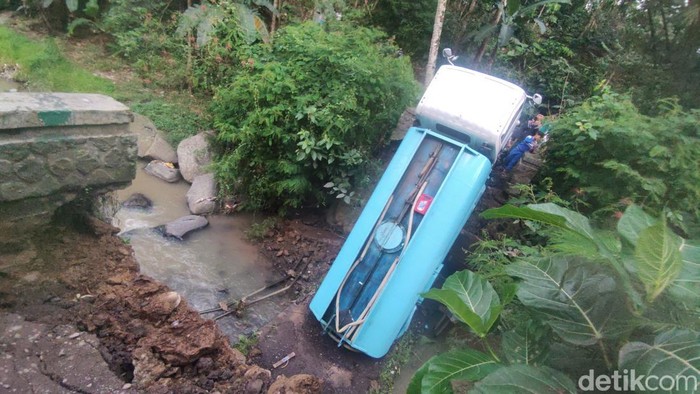 Jembatan di Cianjur ambruk.