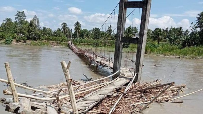 Jembatan gantung di Lutra yang dibiarkan rusak 2 tahun