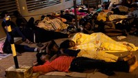 Warga juga rela bermalam di Departemen Imigrasi dan Emigrasi Sri Lanka di Ibu Kota Kolombo.
