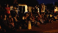 Warga juga antre panjang di luar kantor Departemen Imigrasi dan Emigrasi Sri Lanka.