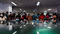 Departemen Imigrasi dan Emigrasi Sri Lanka dibanjiri warga yang akan membuat paspor, Rabu (8/6/2022) pekan lalu.