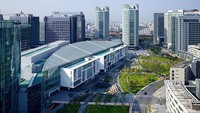 Beijing Finance Street di Tiongkok juga merupakan hasil dari rancangan Ridwan Kamil. Di area tersebut terdapat ruang terbuka hijau dan area parkir yang tak terlihat di permukaan. (Instagram/Ridwan Kamil)