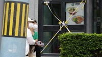 Kluster Covid-19 yang ditemukan di sebuah bar yang terletak di Beijing, China, terus meningkat. Pada Rabu (15/6), otoritas setempat menyebut jumlah kasus infeksi dalam kluster itu mencapai 327 kasus. (AP/Ng Han Guan)