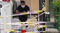 Hal ini menambah daftar jumlah kasus yang terkait dengan bar itu meningkat. Sebelumnya, otoritas hanya menemukan 166 kasus yang dikonfirmasi terkait dengan wabah di bar bernama Heaven Supermarket.itu. Dari jumlah itu, 145 di antaranya adalah pelanggan bar. (AP/Ng Han Guan)