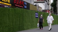 Sejauh ini, China sedang berkutat dengan wabah terbaru Covid-19. Pemerintah Negeri Tirai Bambu itu juga masih menerapkan penguncian nol-Covid. Sebuah kota dapat di-lockdown total  meski hanya ada satu kasus corona di wilayah itu. (AP/Andy Wong)