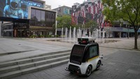Robot otonom dengan pesan suara yang menyarankan orang untuk memakai masker dan menjaga jarak sosial patroli melalui pusat perbelanjaan yang sepi tempat sebagian besar toko telah diperintahkan untuk ditutup sebagai bagian dari pengendalian COVID-19 di Beijing. (AP/Andy Wong)