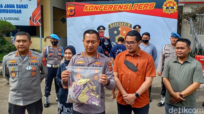 Keji! Pria di Bandung Ini Cabuli Keponakan Sejak 2016 Polresta Bandung meringkus pria dengan inisial MB (49) yang dilaporkan mencabuli anak di bawah umur. Aksinya ini telah terjadi sejak 2016 silam.