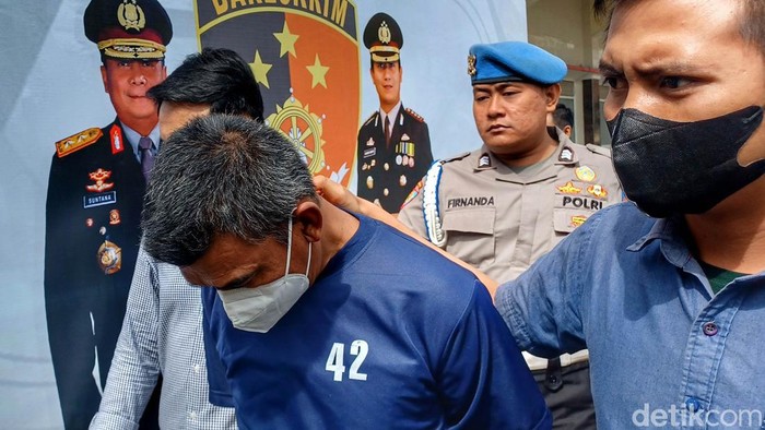 Keji! Pria di Bandung Ini Cabuli Keponakan Sejak 2016 Polresta Bandung meringkus pria dengan inisial MB (49) yang dilaporkan mencabuli anak di bawah umur. Aksinya ini telah terjadi sejak 2016 silam.