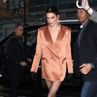 Kendall Jenner memukau dengan blazer dress satin coklat yang menciptakan efek mengilap ini. (Foto: GC Images/MediaPunch/Bauer-Griffin)