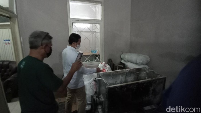 Kepala Loka Pengawas Obat dan Makanan Tasikmalaya Jajat Setia Permana menunjukkan barang bukti mi berformalin.