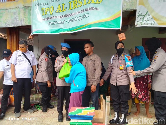 Kompol Anita Dewi Nugraheni dari Bid Propam Polda Jateng membagikan paket sembako di Karangsari, Kendal, Rabu (15/6/2022).
