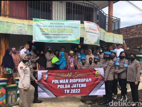 Kompol Anita Dewi Nugraheni dari Bid Propam Polda Jateng membagikan paket sembako di Karangsari, Kendal, Rabu (15/6/2022).