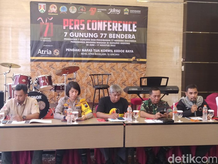Konferensi pers kegiatan pendakian 7 Gunung 77 Bendera di Atria Hotel Magelang, Rabu (15/6/2022).