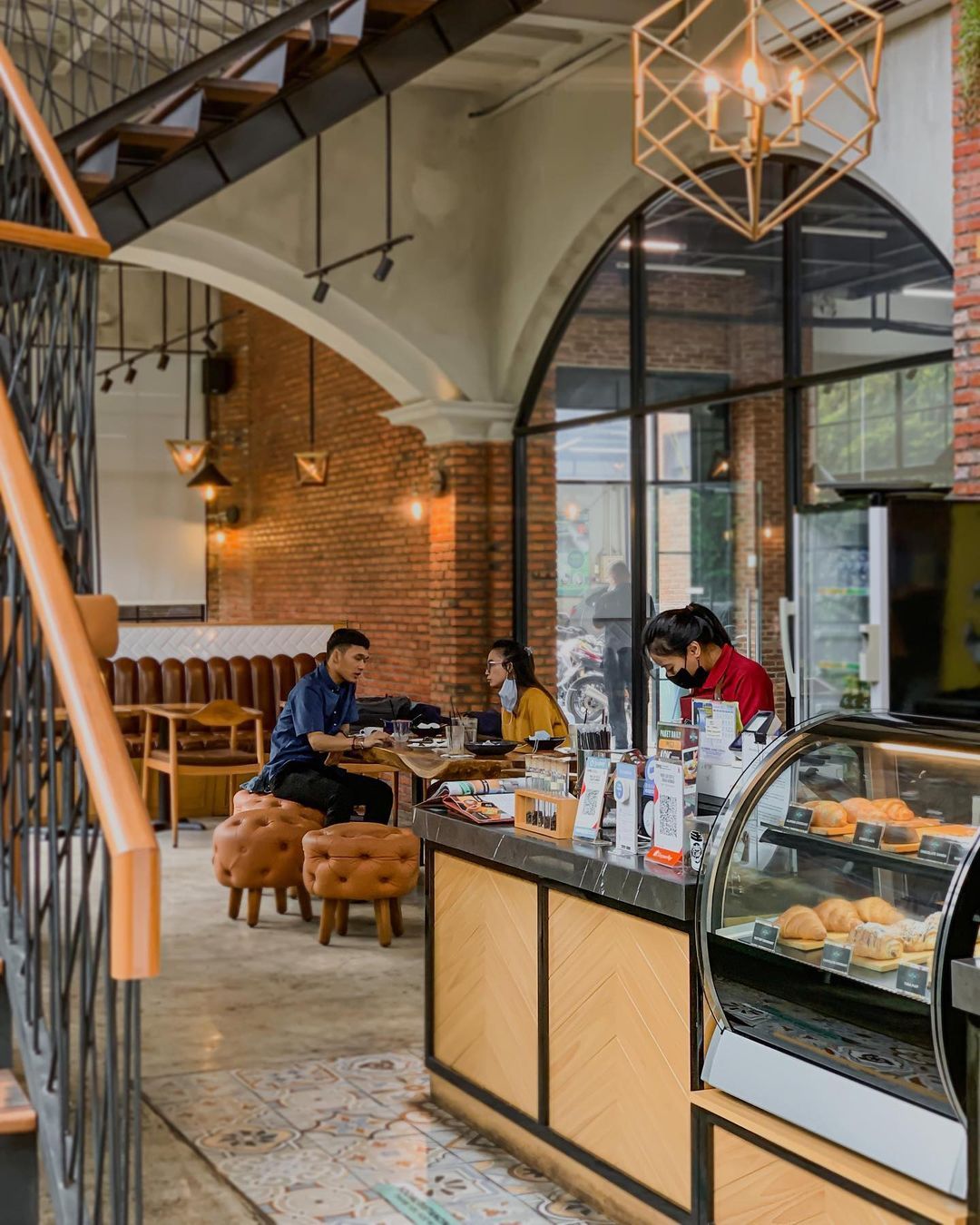 Tempat makan di sekitar area halte TransJakarta Harmoni.