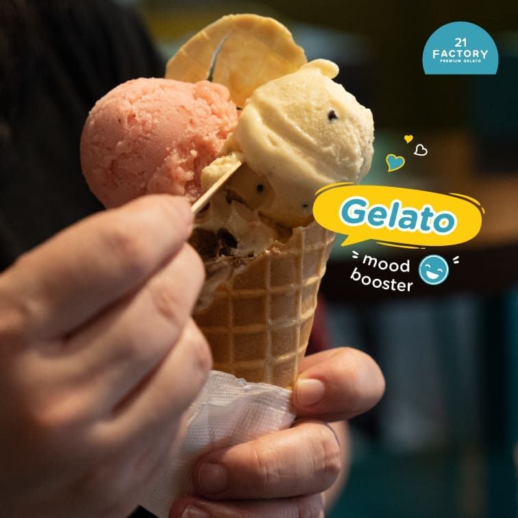 Tempat makan di sekitar area halte TransJakarta Harmoni.