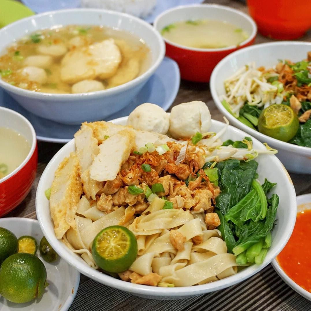 Tempat makan di sekitar area halte TransJakarta Harmoni.