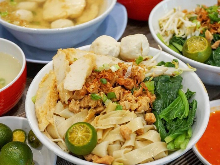 Tempat makan di sekitar area halte TransJakarta Harmoni.