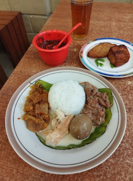 Tempat makan di sekitar area halte TransJakarta Harmoni.