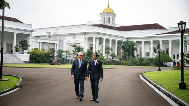 Presiden Jerman Frank-Walter Steinmeier (kiri) dan Presiden Indonesia, Joko Widodo, berjalan melalui taman istana kepresidenan, Istana Bogor, Kamis (16/6/2022). Presiden Steinmeier sedang dalam kunjungan dua hari ke Indonesia. Dia sebelumnya berada di Singapura selama dua hari. (Photo by Bernd von Jutrczenka/picture alliance via Getty Images)