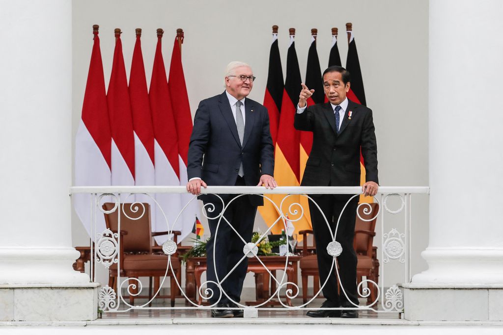Presiden Indonesia Joko Widodo berbicara dengan Presiden Jerman Frank-Walter Steinmeier selama pertemuan mereka di Istana Kepresidenan di Bogor, Kamis (16/6/2022). (Mast Irham/Pool via REUTERS)